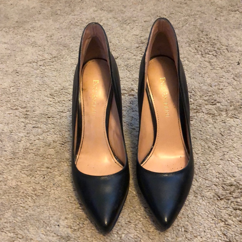 Black pumps